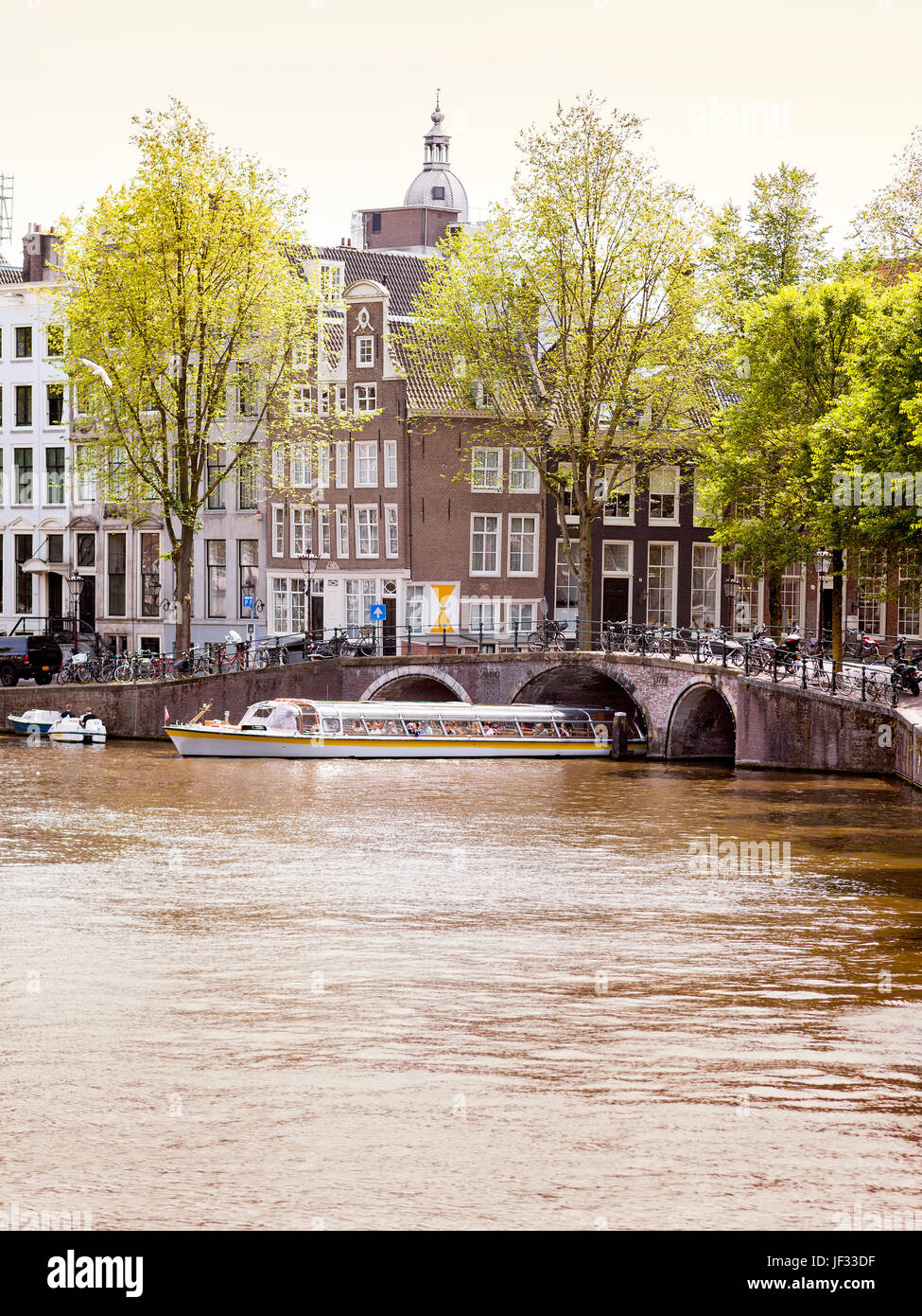 Canale di Amsterdam prima del tramonto. Amsterdam è la capitale e la più popolosa città in Paesi Bassi. Foto Stock