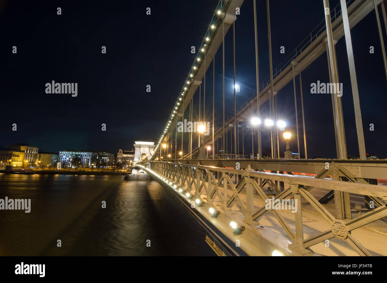 BUDAPEST, Ungheria - 22 febbraio 2016: Beautiful Night Budapest, la catena ponte che attraversa il fiume Danubio in luci e cielo stellato, cityscape adatto Foto Stock