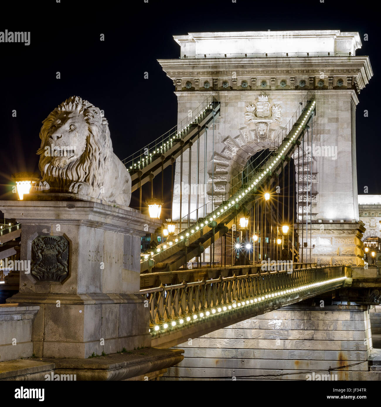 BUDAPEST, Ungheria - 22 febbraio 2016: Beautiful Night Budapest, la catena ponte che attraversa il fiume Danubio in luci e cielo stellato, cityscape adatto Foto Stock
