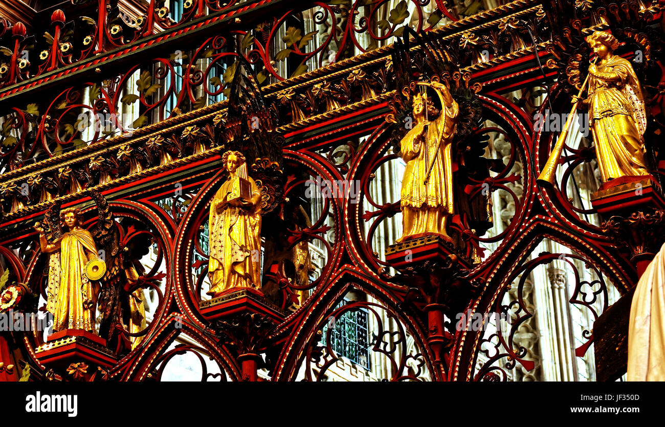 Lichfield Cathedral, dedicato a St Chad e Santa Maria è in Staffordshire, in Inghilterra ed è il solo inglese medievale Cattedrale con tre guglie Foto Stock