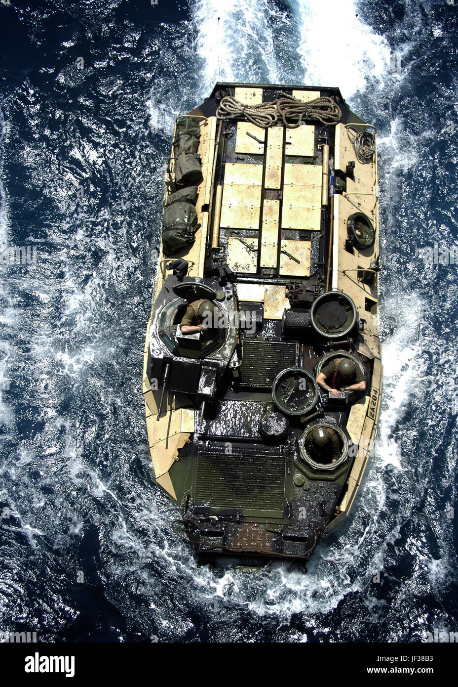 050723-N-5313A-118 un Marine Amphibious Assault manovre del veicolo mentre si prepara a entrare il bene deck a bordo dell'assalto anfibio nave USS Kearsarge (LHD 3) nel Golfo Persico sulla luglio 23, 2005. Kearsarge e lei ha avviato 26 Marine Expeditionary Unit sono su una distribuzione programmata conducendo le operazioni di sicurezza marittima nel Golfo Persico. DoD foto di Airman Sarah E. Ard, U.S. Navy. (Rilasciato) Foto Stock