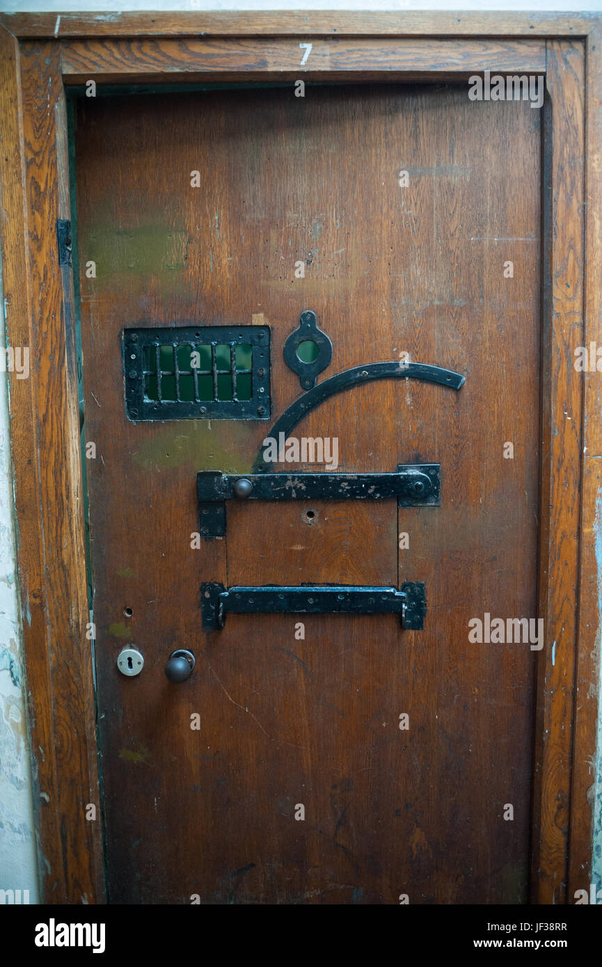 03.06.2017, Dachau, Baviera, Germania, Europa - porta cellulare presso il memoriale del campo di concentramento di Dachau. Foto Stock