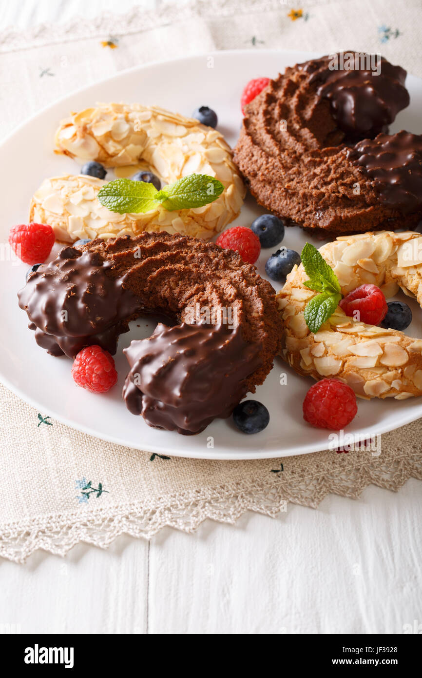 Mandorle e biscotti al cioccolato a forma di ferro di cavallo con frutti di  bosco freschi vicino sul piano verticale Foto stock - Alamy