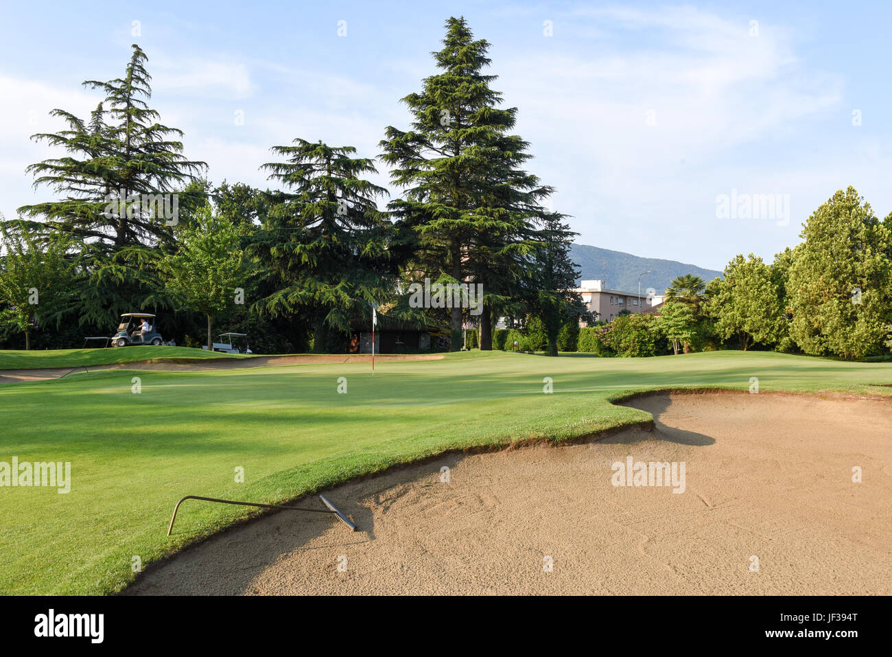 Magliaso, Svizzera - 2 Giugno 2017: Uomo su una macchina per la manutenzione del campo da golf di Magliaso sulla Svizzera Foto Stock