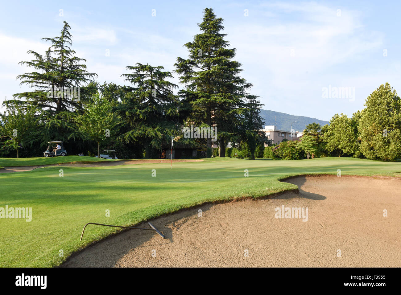 Magliaso, Svizzera - 2 Giugno 2017: Uomo su una macchina per la manutenzione del campo da golf di Magliaso sulla Svizzera Foto Stock