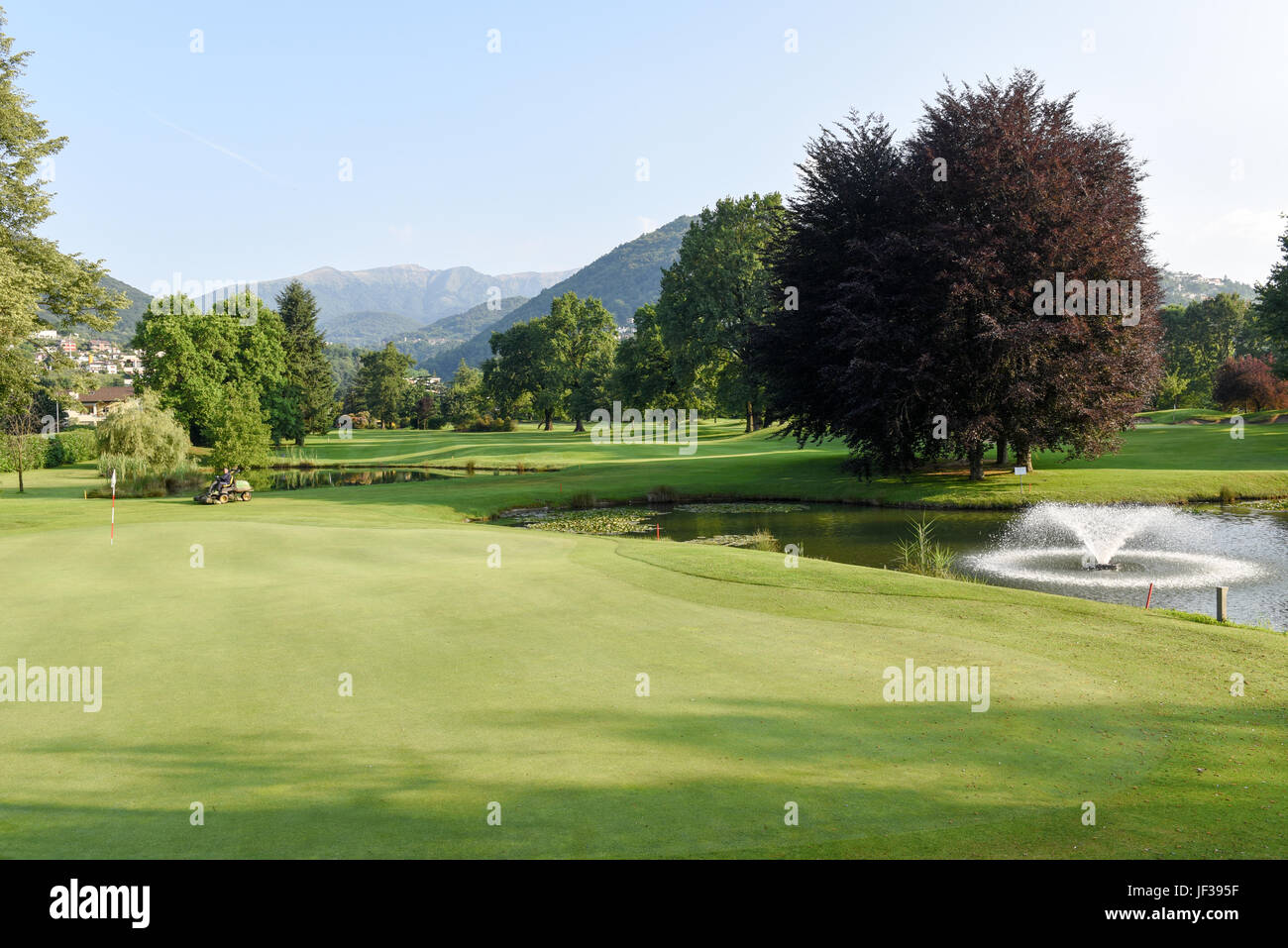 Magliaso, Svizzera - 2 Giugno 2017: Uomo su una macchina per la manutenzione del campo da golf di Magliaso sulla Svizzera Foto Stock