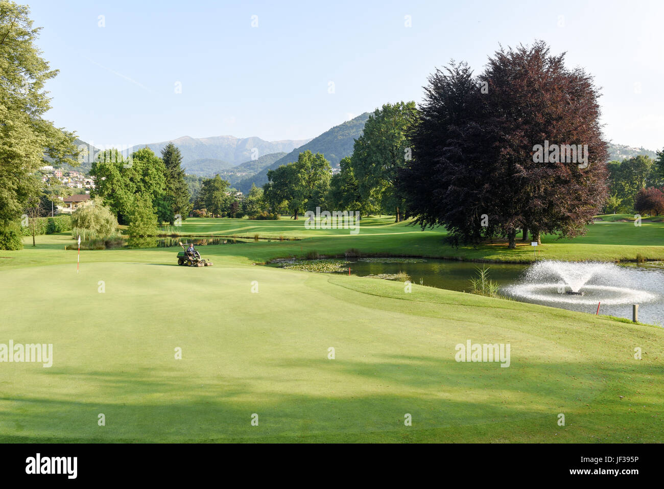 Magliaso, Svizzera - 2 Giugno 2017: Uomo su una macchina per la manutenzione del campo da golf di Magliaso sulla Svizzera Foto Stock