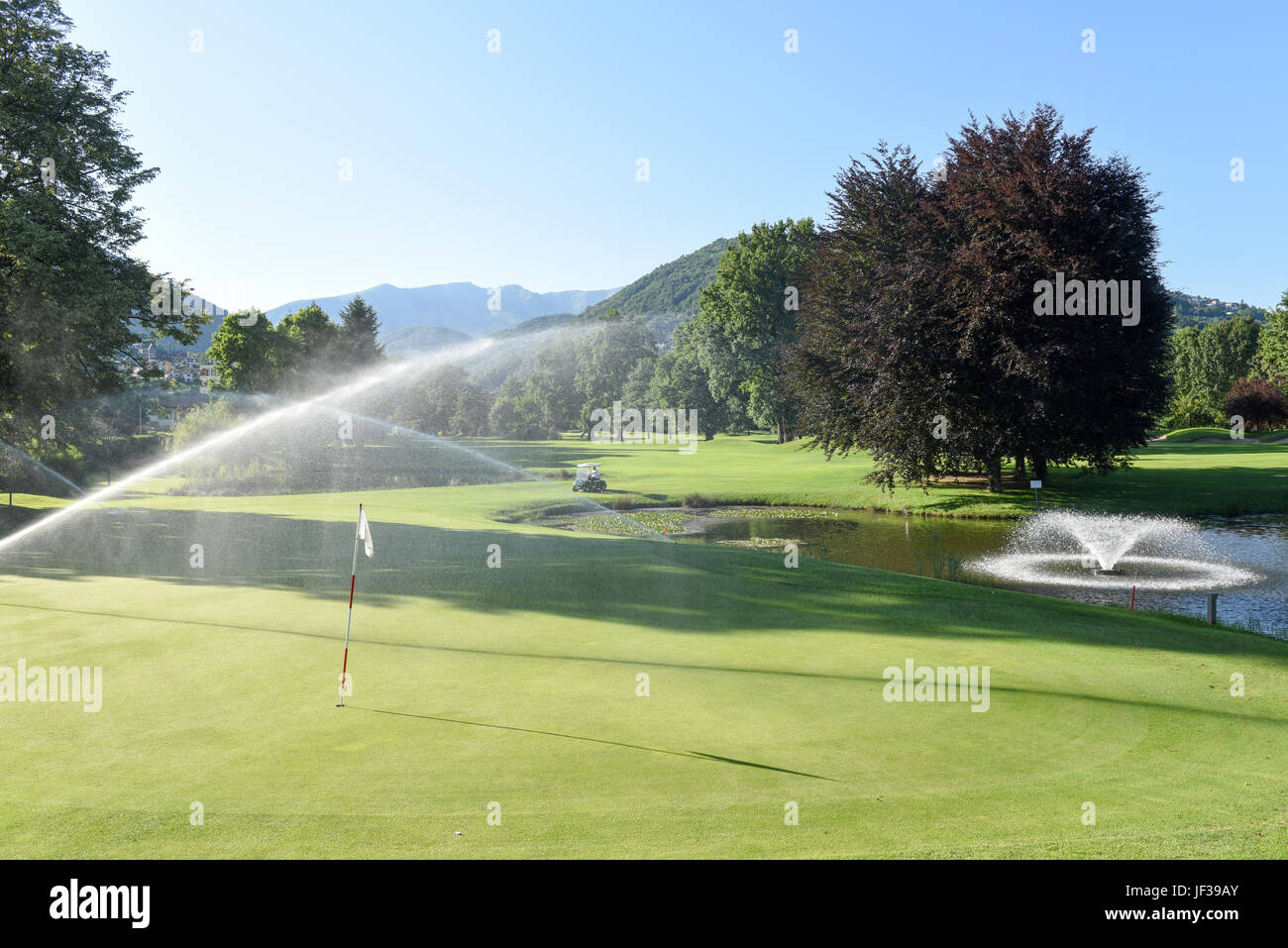 Magliaso, Svizzera - 2 Giugno 2017: irrigazione del campo da golf di Magliaso sulla Svizzera Foto Stock