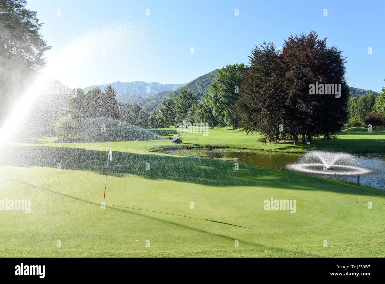 Magliaso, Svizzera - 2 Giugno 2017: irrigazione del campo da golf di Magliaso sulla Svizzera Foto Stock
