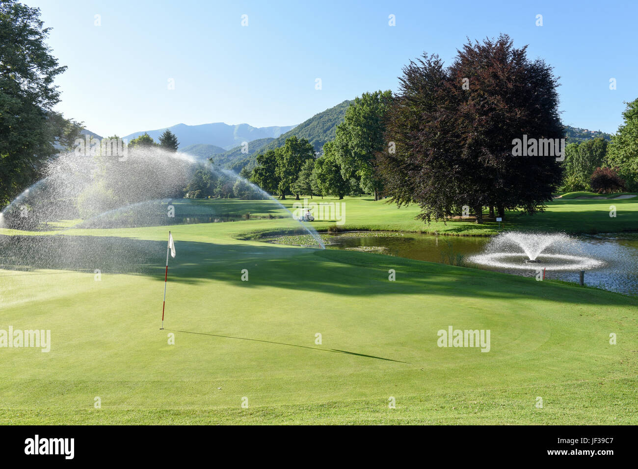 Magliaso, Svizzera - 2 Giugno 2017: irrigazione del campo da golf di Magliaso sulla Svizzera Foto Stock