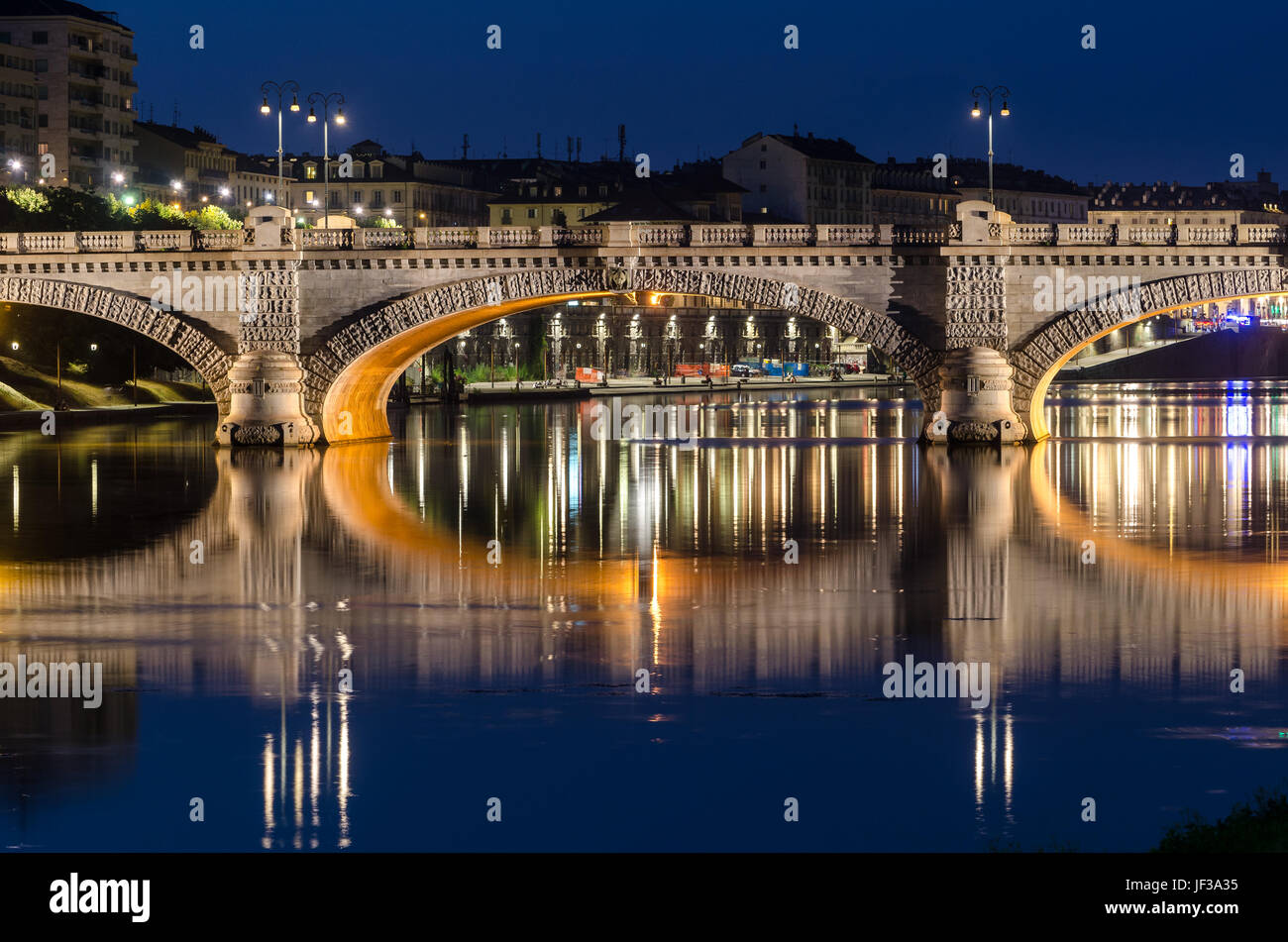 Torino Ponte Umberto I al crepuscolo Foto Stock