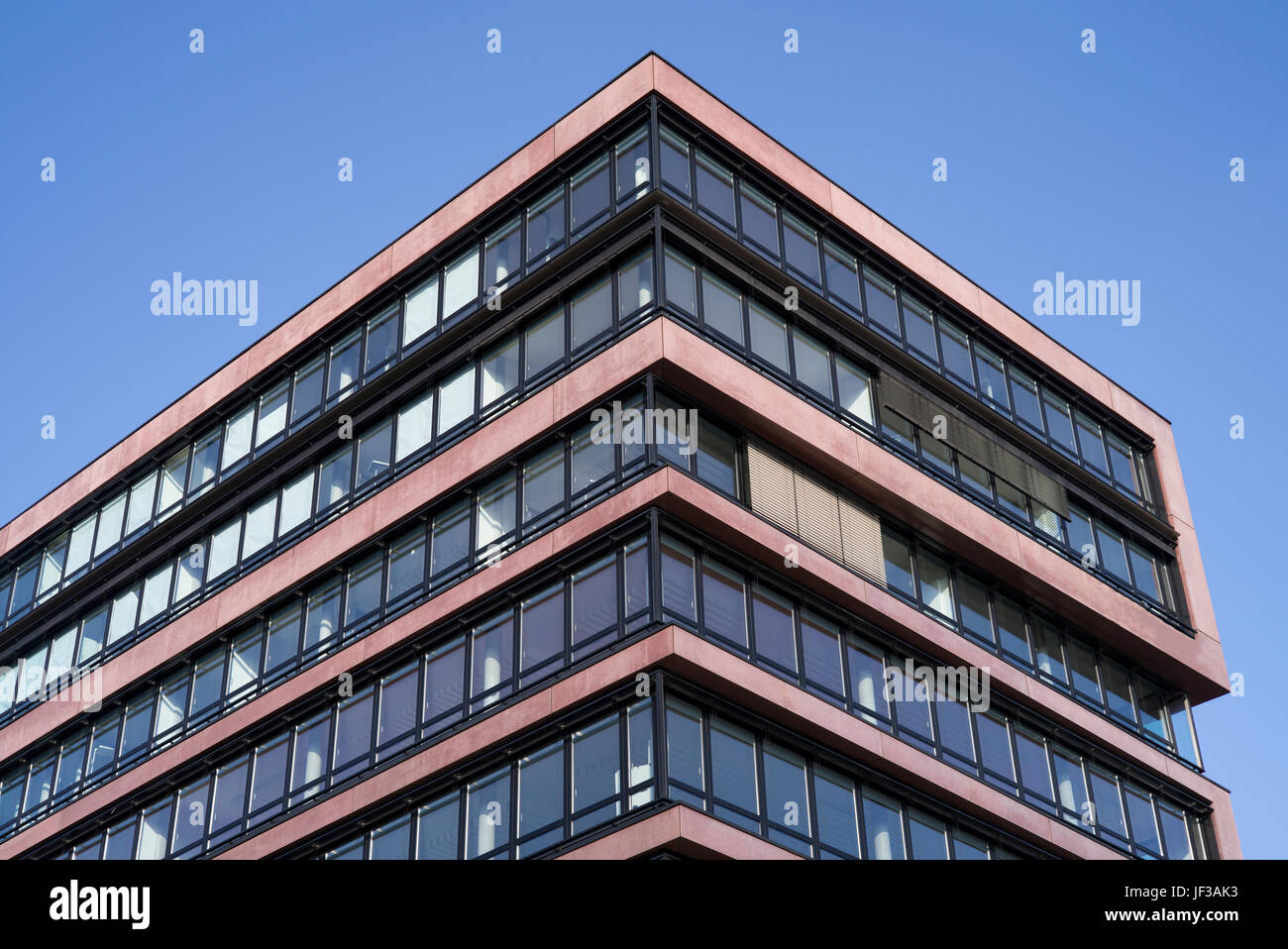 Abstrakte Fassade eines modernen Bürogebäudes ad Amburgo, Deutschland Foto Stock