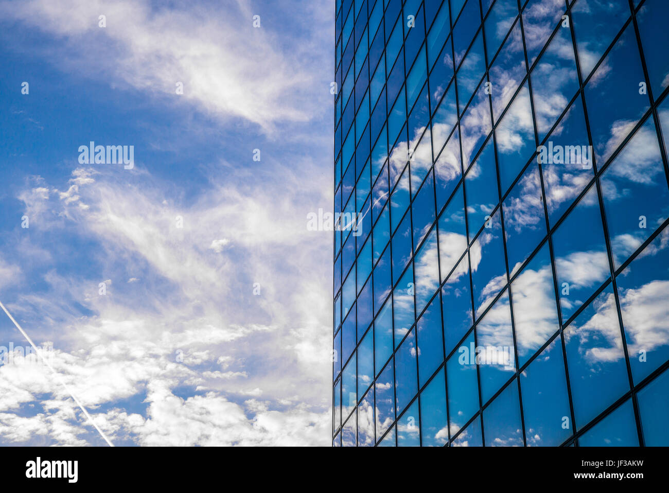 Abstrakte Fassade eines modernen Bürogebäudes ad Amburgo, Deutschland Foto Stock