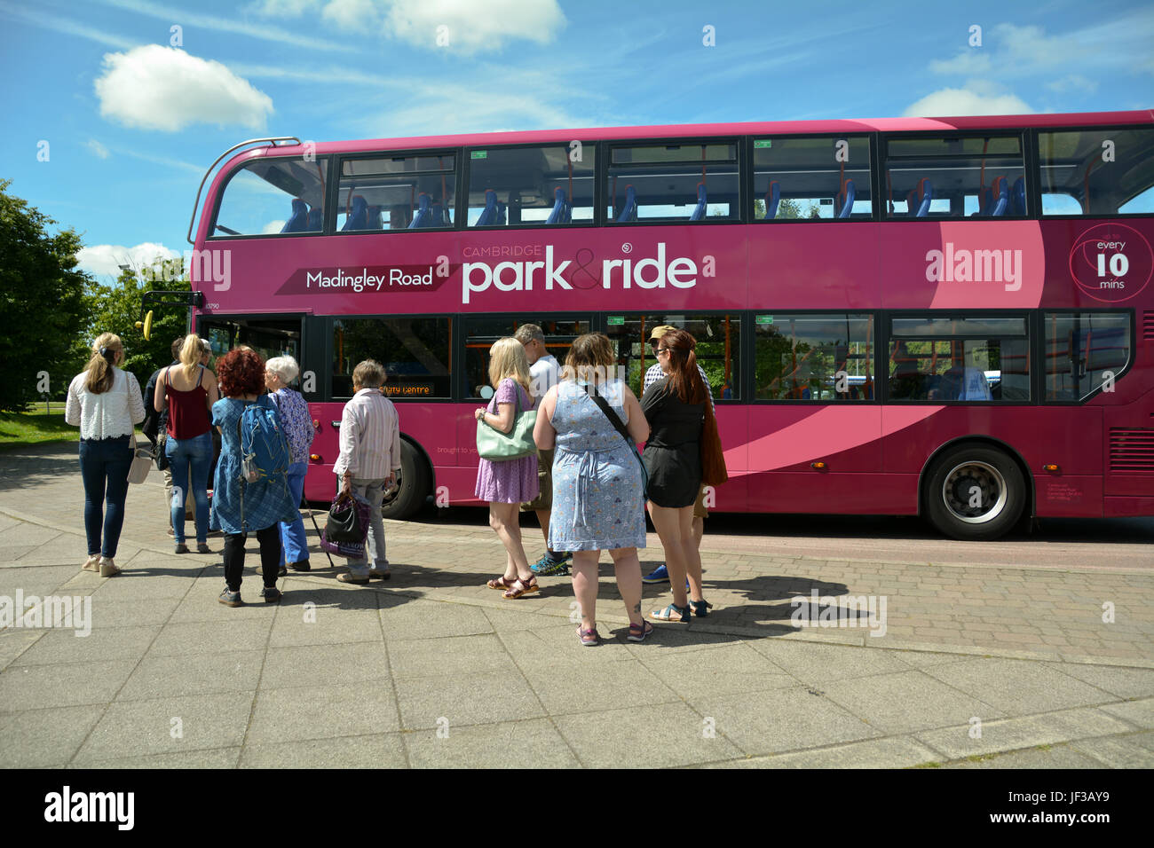 La gente in coda per il parcheggio di interscambio autobus alla fermata di Madingley Road sito in Cambridge, Cambridgeshire, Inghilterra Foto Stock