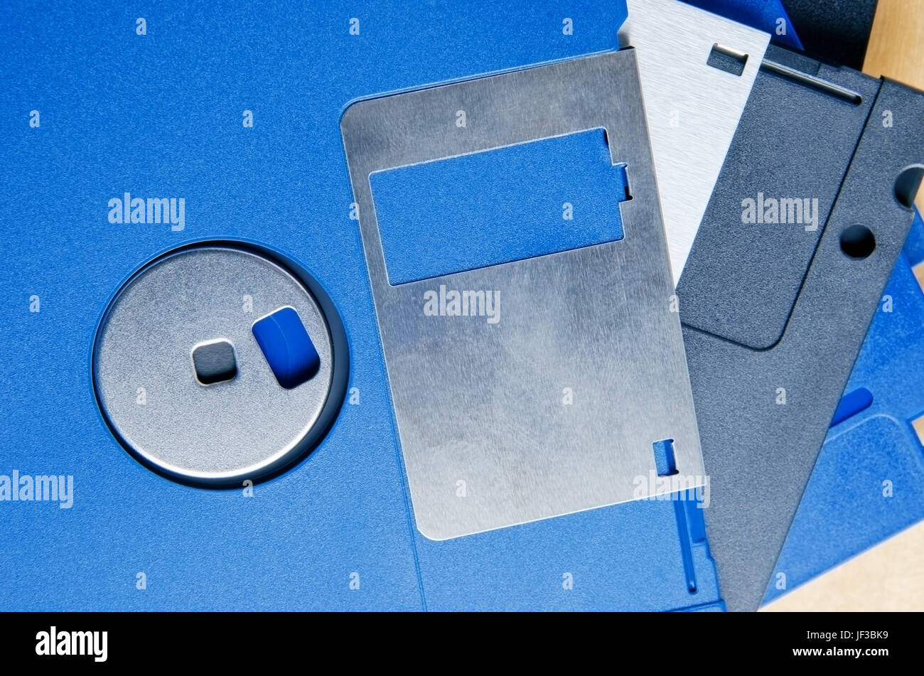 Close up (macro) di una pila di vecchi di tre e un quarto di pollice dischi floppy per illustrare media storage e/o di vecchie tecnologie. Foto Stock