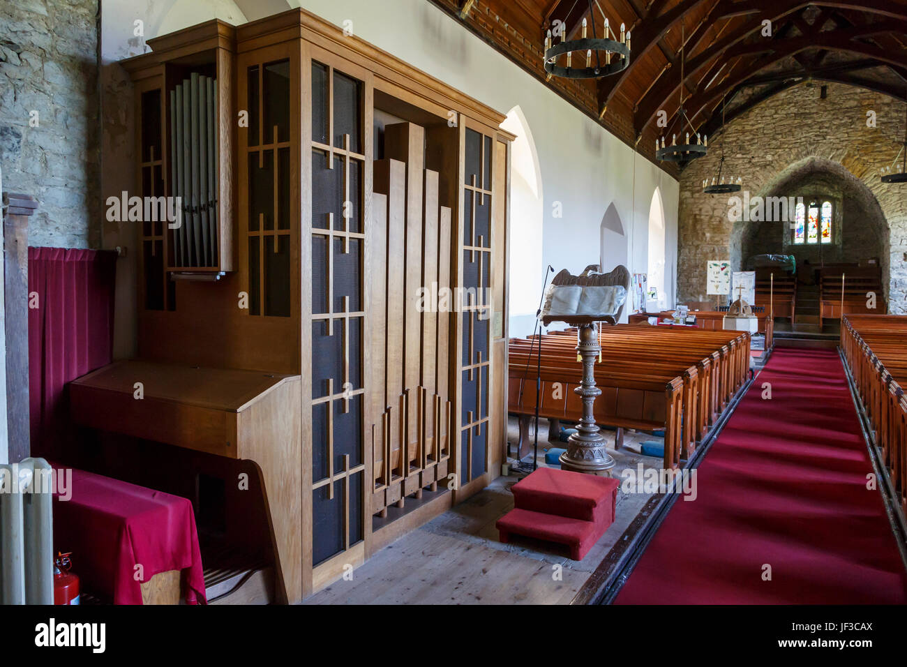 St Rhidian e St Illtyd la Chiesa, interno, mostrando organo modernista da J. W. Walker, 1966, Llanrhidian, Penisola di Gower, Glamorgan, South Wales, Regno Unito Foto Stock