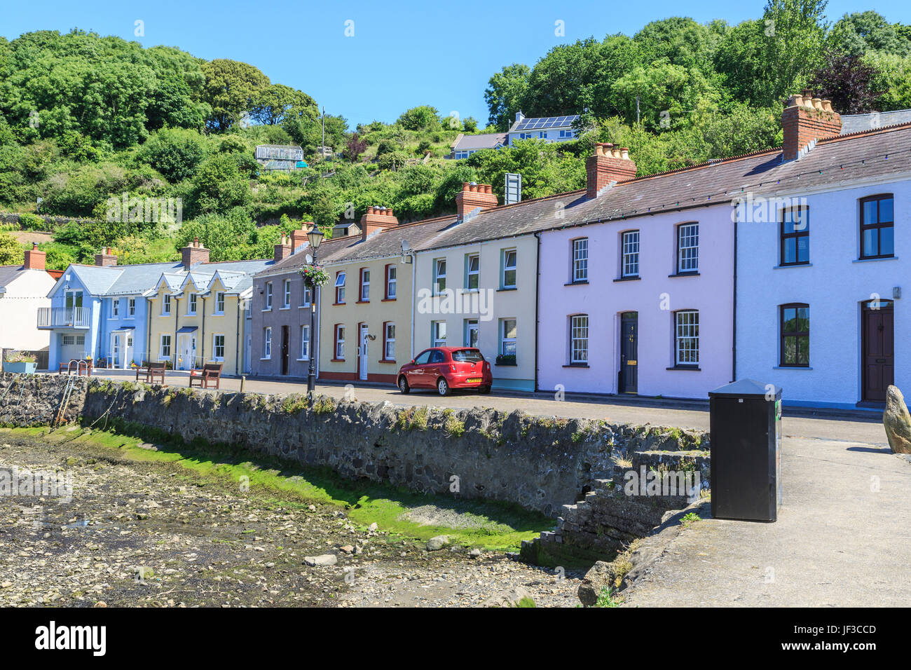 Dipinto di cottages lungo il porto, inferiore Fishguard, Pembrokeshire, Wales, Regno Unito Foto Stock