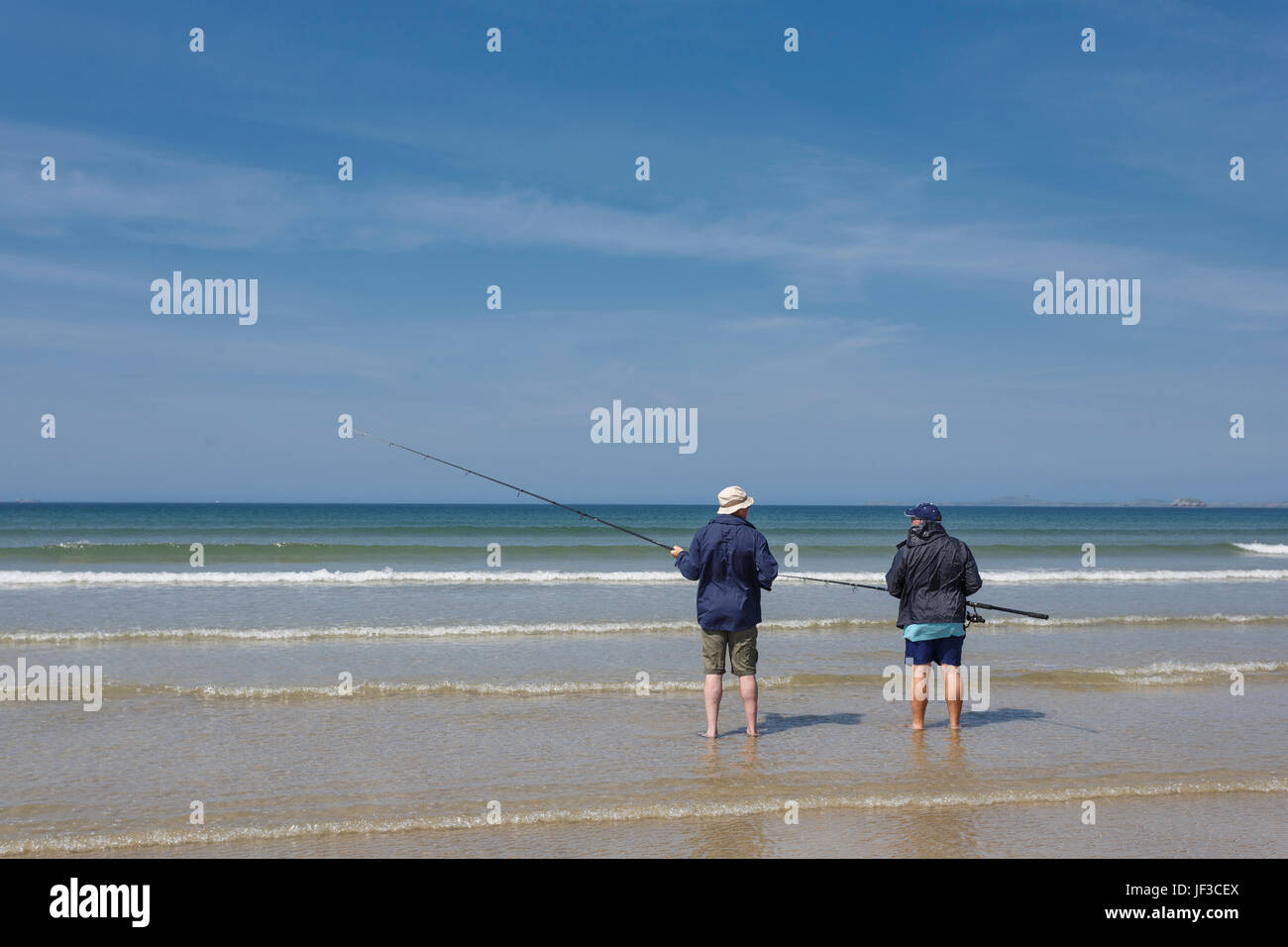 La pesca in spiaggia da spiaggia Newgale, Pembrokeshire, Galles Foto Stock