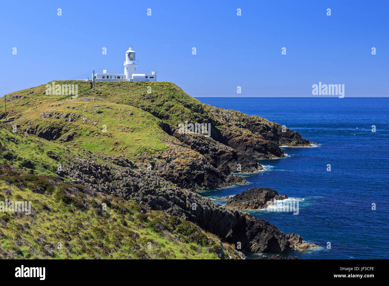 Strumble Head Lighthouse, Pembrokeshire, su un luminoso giorno d'estate. Foto Stock