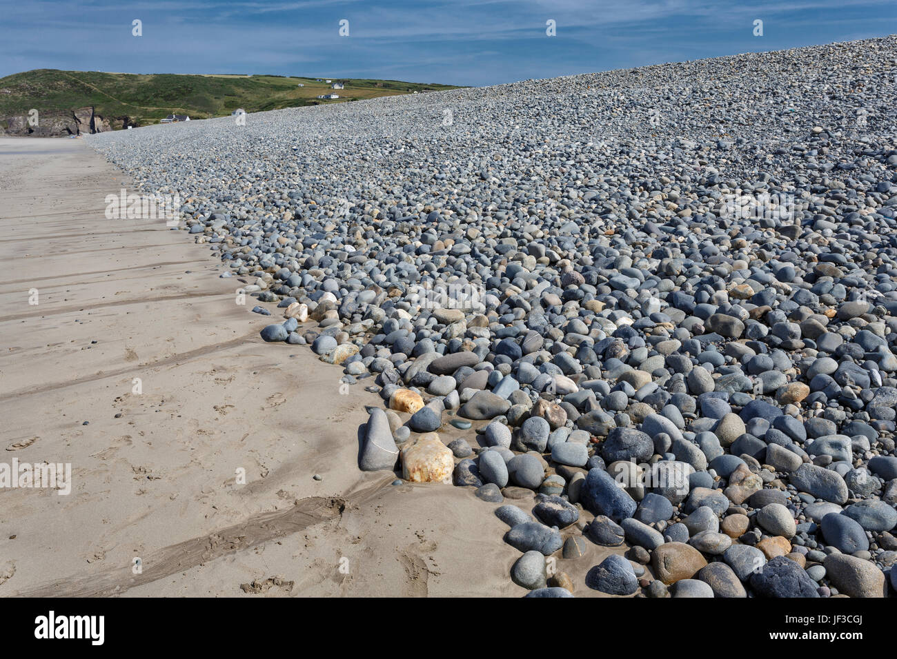 Banca Shingle dietro la spiaggia sabbiosa a Newgale Beach, Pembrokeshire, West Wales. Foto Stock