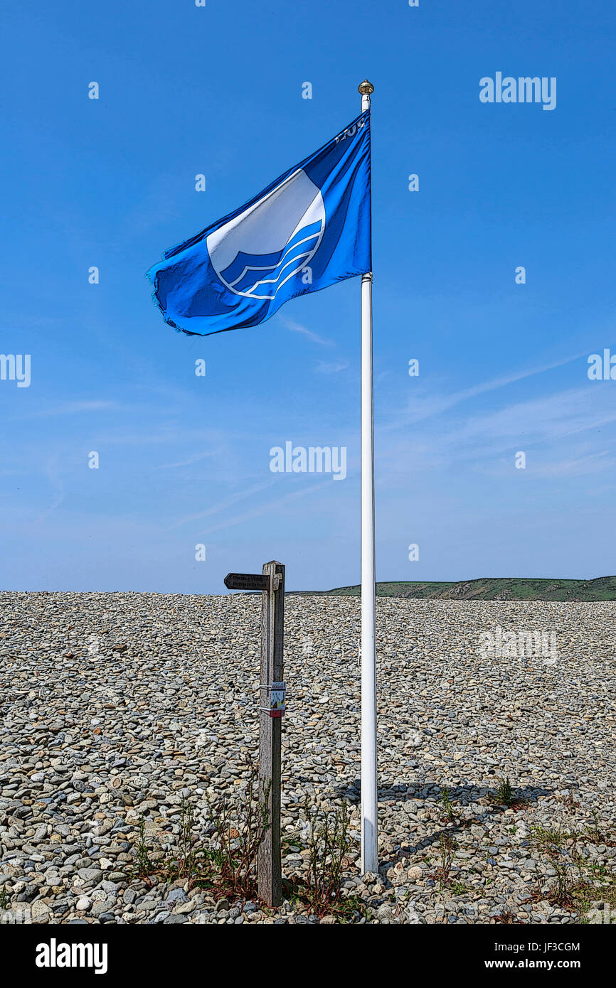 Immagine manipolata di una bandiera blu su una spiaggia di ciottoli, Newgale, Pembrokeshire, Galles. Foto Stock