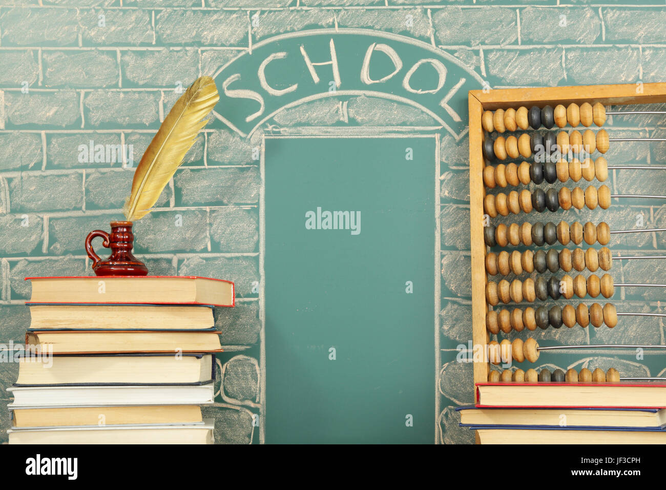 Scuola concetto insolito con libri, quill penna e abacus Foto Stock