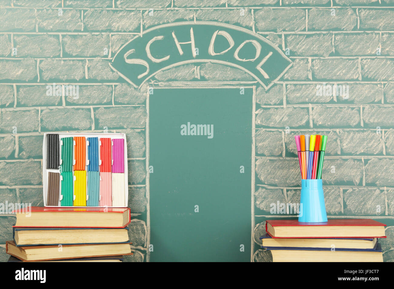 Scuola elementare concetto insolito con libri, plastilina e pennarelli Foto Stock