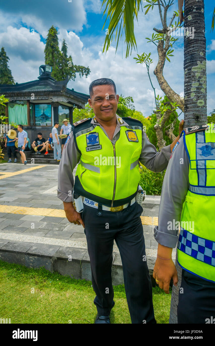 BALI, Indonesia - 08 Marzo 2017: l'uomo non identificato in posa di stile balinese tradizionale tempio indù Bajra Sandhi monumento a Denpasar, Bali, Indonesia su b Foto Stock