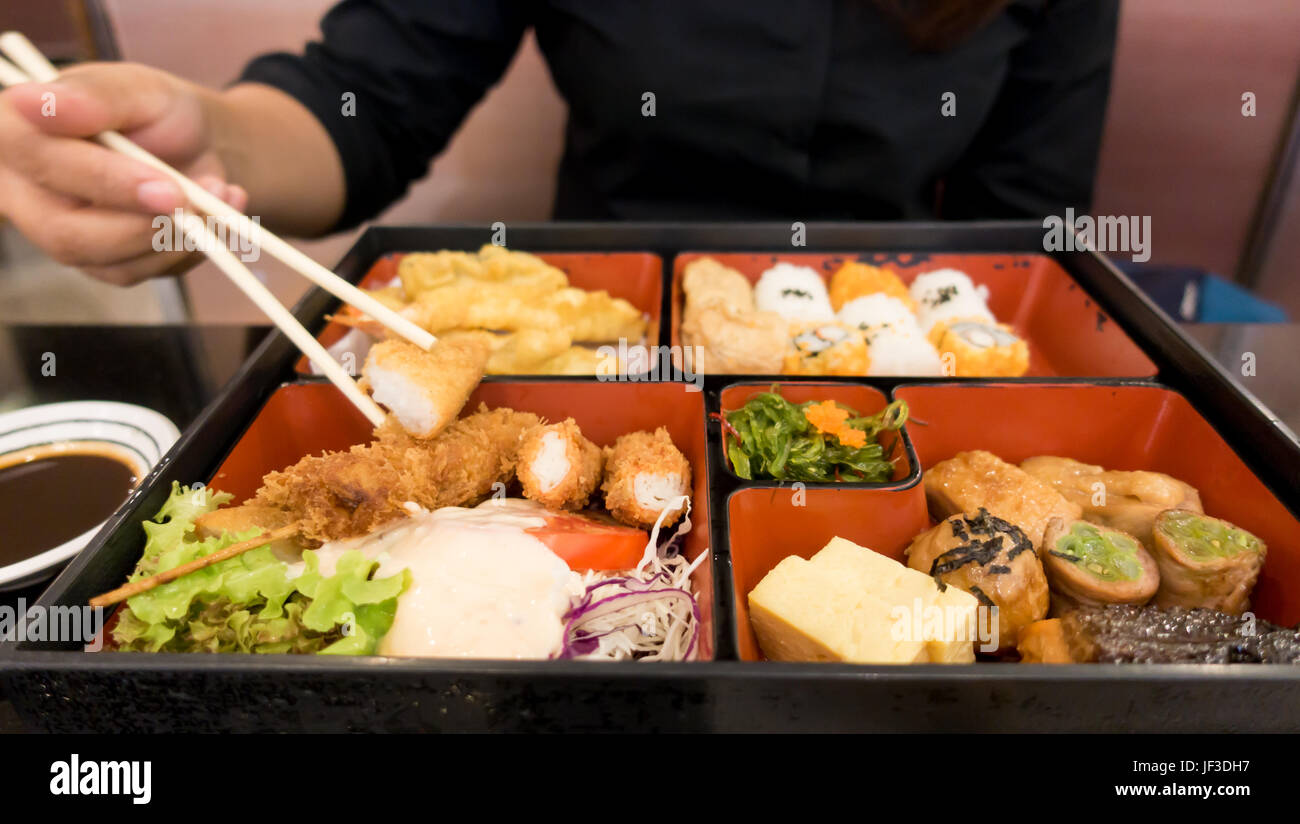 Le donne mangiare bento box set nel ristorante giapponese Foto Stock