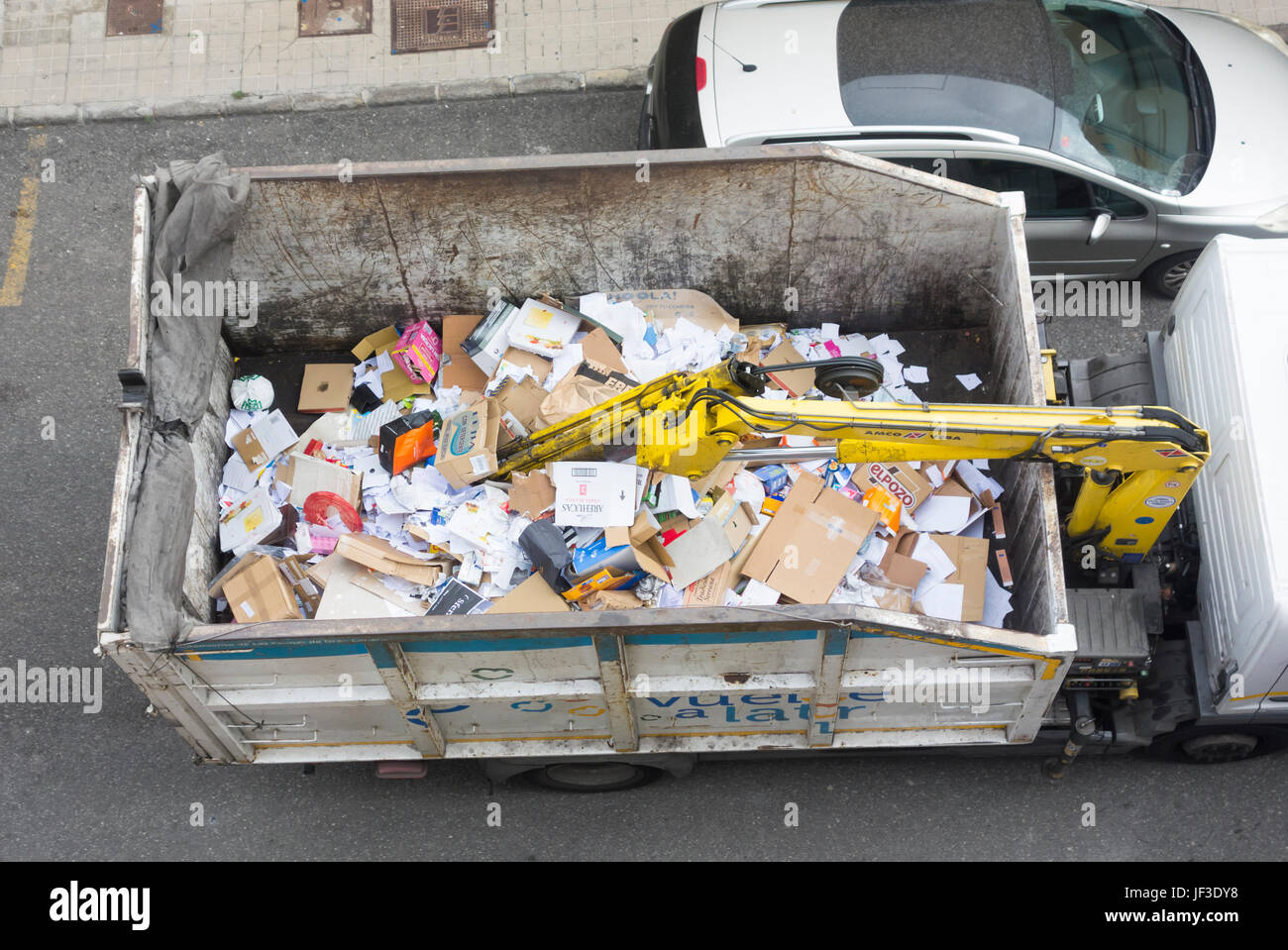 Carrello la raccolta della carta/cartone per il riciclo dei contenitori in strade di città in Spagna Foto Stock