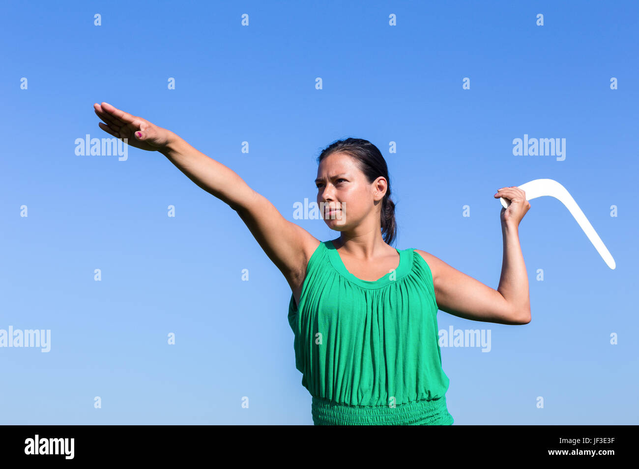 Donna olandese gettando boomerang nel cielo blu Foto Stock