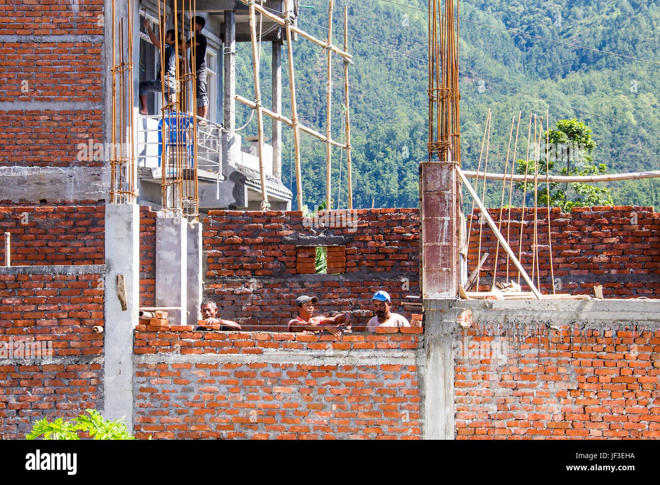 Ong addestrato mason la ricostruzione di una casa utilizzando i metodi più sicuri, Nuwakot distretto del Nepal Foto Stock