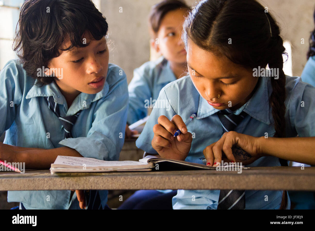 Gli studenti in classe nel distretto di Tanahu, Nepal rurale Foto Stock