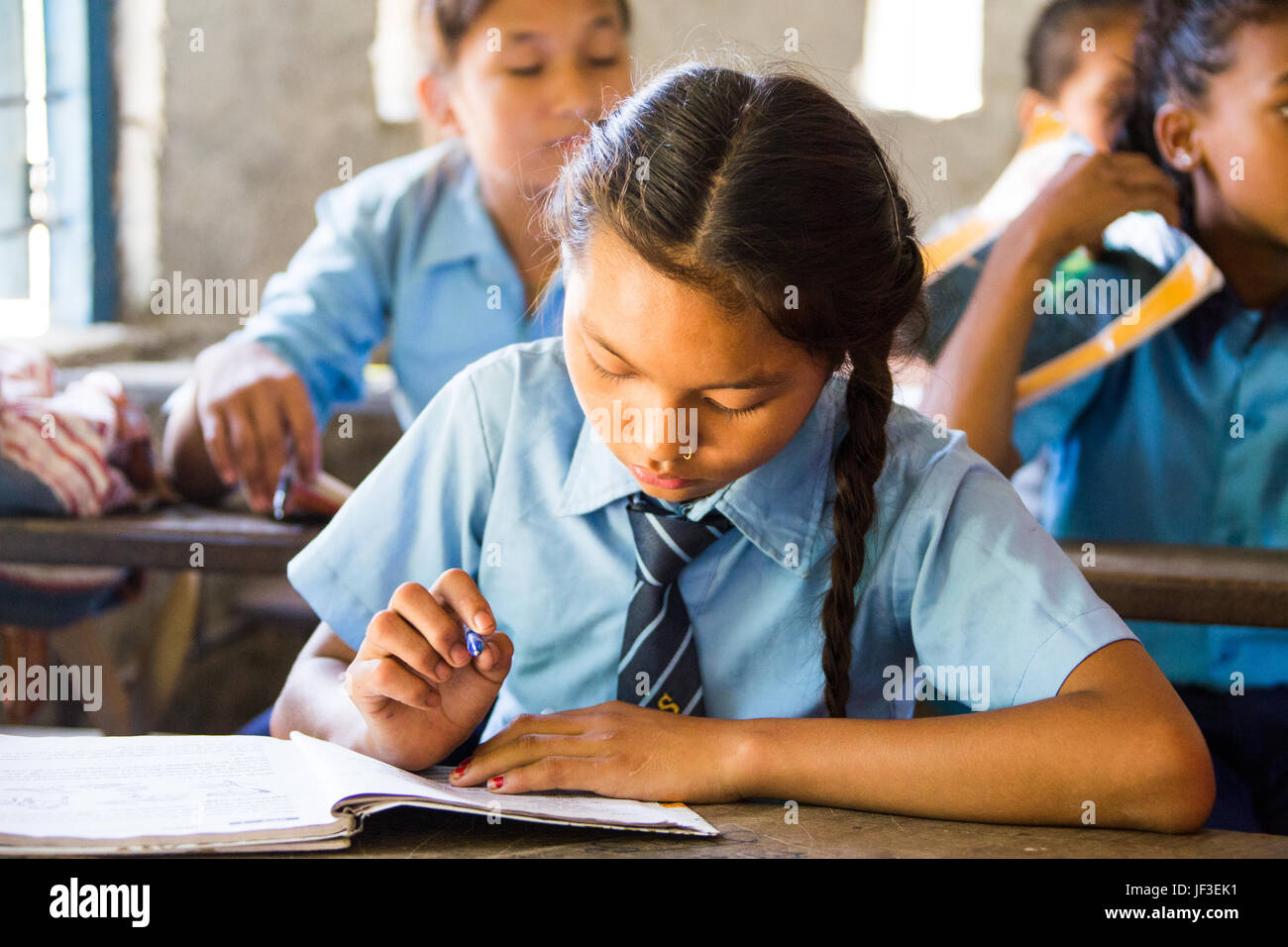 Studente in classe nel distretto di Tanahu, Nepal rurale Foto Stock