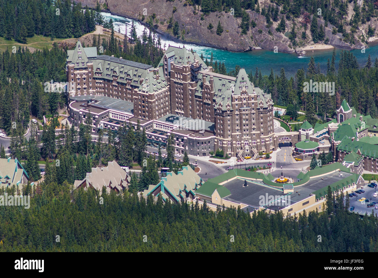 Vista del Banff Springs Hotel e il Fiume Bow dalla cima della montagna di zolfo nel Parco Nazionale di Banff, Alberta, Canada. Foto Stock