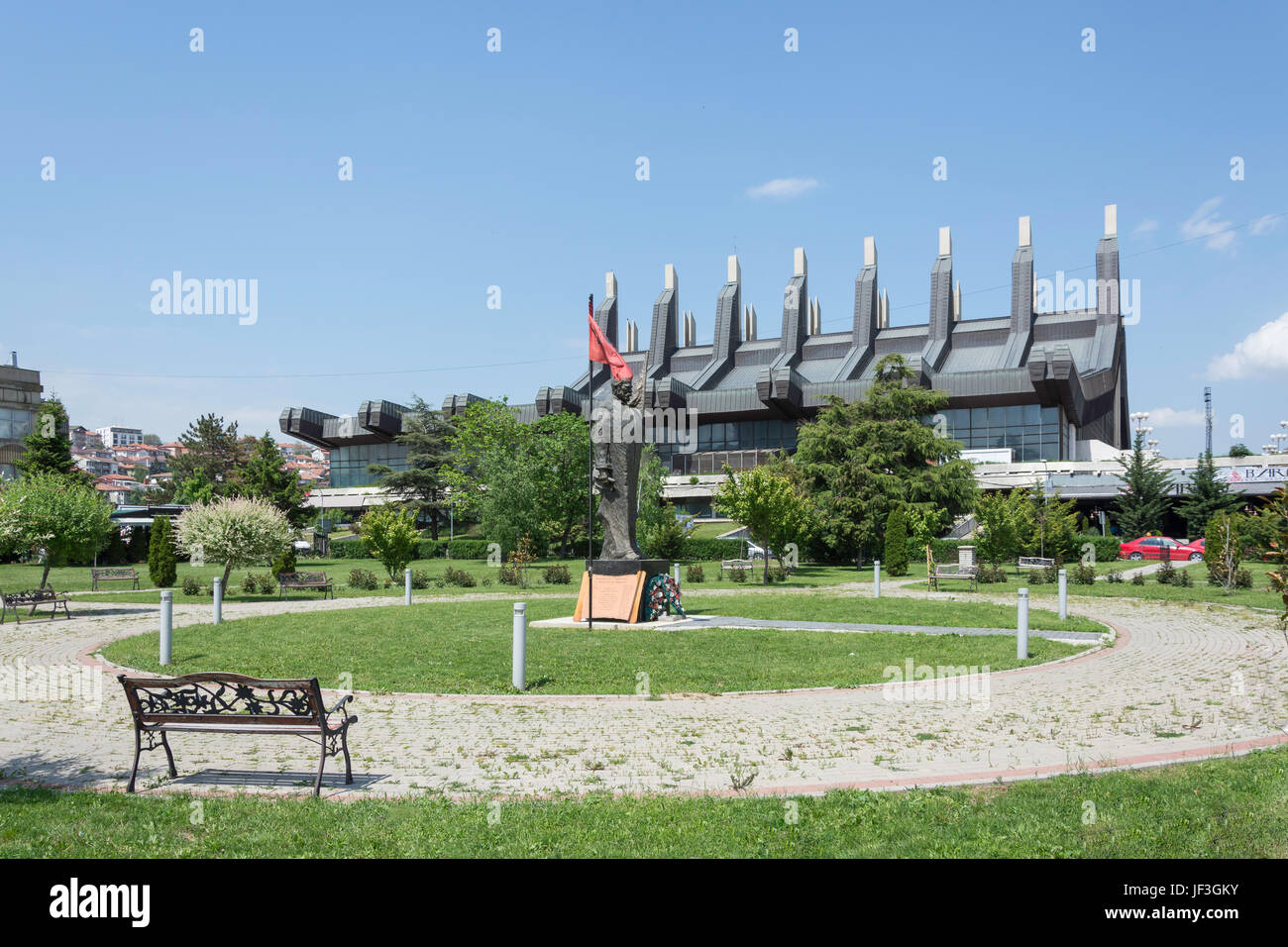 Statua di Ismail Qemali (primo presidente dell'Albania) con il palazzo della gioventù e sport dietro, Pristina (Prishtina), Repubblica del Kosovo Foto Stock