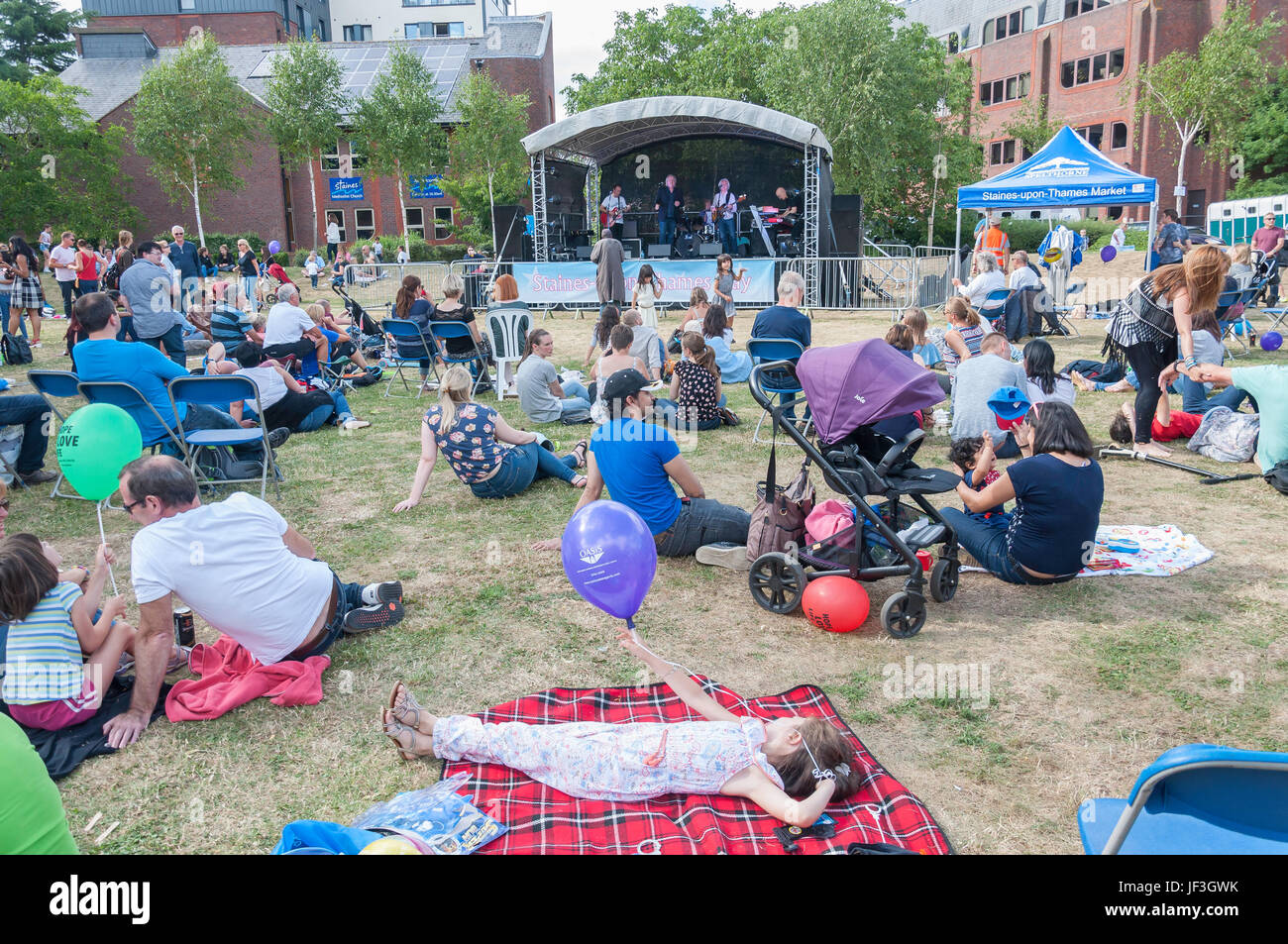 Open-air concerto a Staines-upon-Thames giorno, Memorial Gardens, Staines-upon-Thames, Surrey, England, Regno Unito Foto Stock