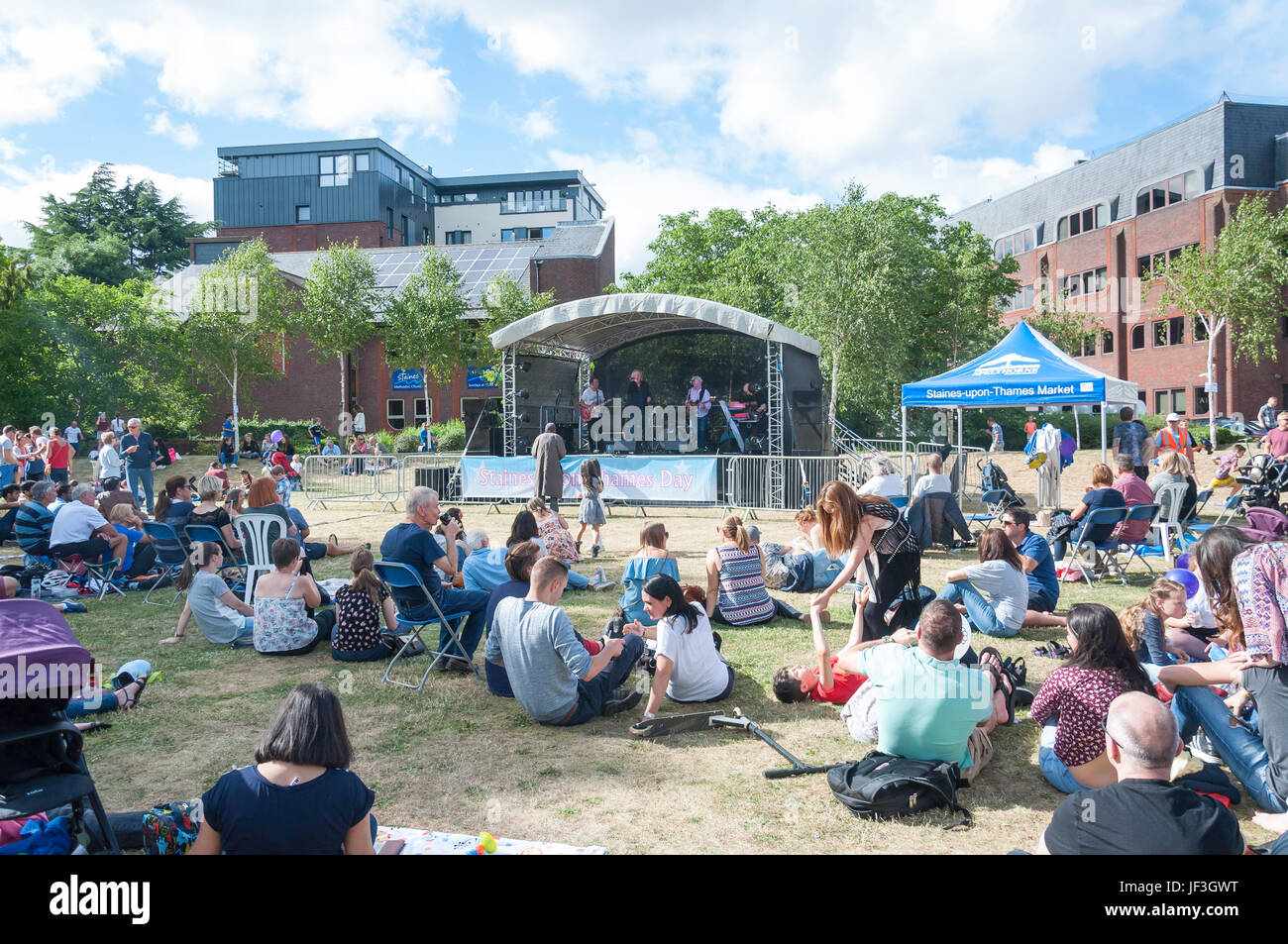 Open-air concerto a Staines-upon-Thames giorno, Memorial Gardens, Staines-upon-Thames, Surrey, England, Regno Unito Foto Stock