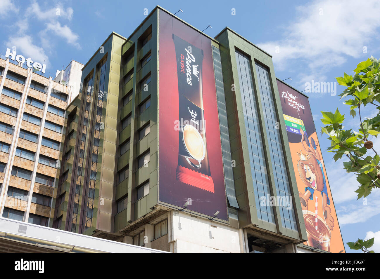 Moderno edificio con cartelli pubblicitari nel centro cittadino di Pristina (Prishtina), Repubblica del Kosovo Foto Stock