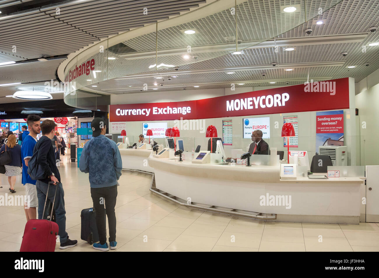 Moneycorp Cambio valuta kiosk nella sala partenze, Gatwick South Terminal, Crawley, West Sussex, in Inghilterra, Regno Unito Foto Stock