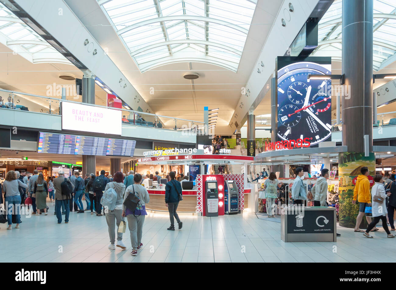Partenza lounge interior, Gatwick South Terminal, Crawley, West Sussex, in Inghilterra, Regno Unito Foto Stock