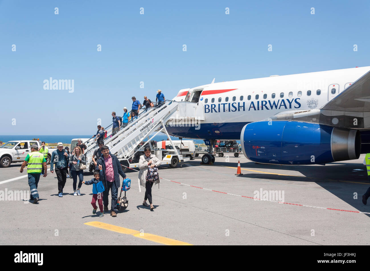 Lo sbarco dei passeggeri British Airways Airbus A320 che, Heraklion Aeroporto Internazionale di Heraklion (Irakleio), Regione di Irakleio, Creta (Kriti), G Foto Stock