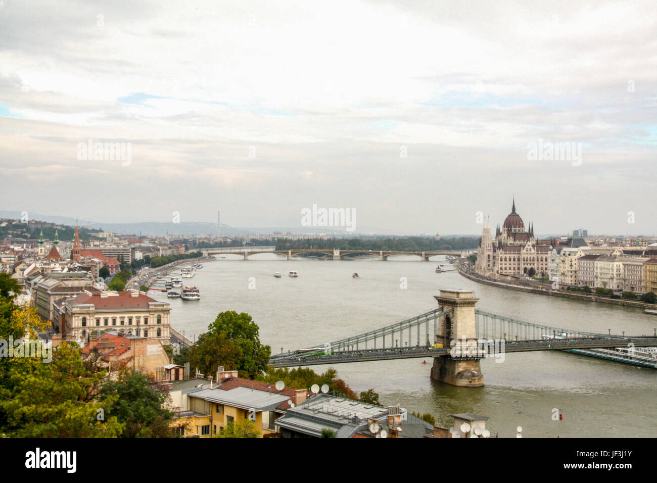 Panorama du parlement hongrois depuis le château de Budapest, Hongrie - Vista del parlamento ungherese dal castello di Budapest, Ungheria Foto Stock