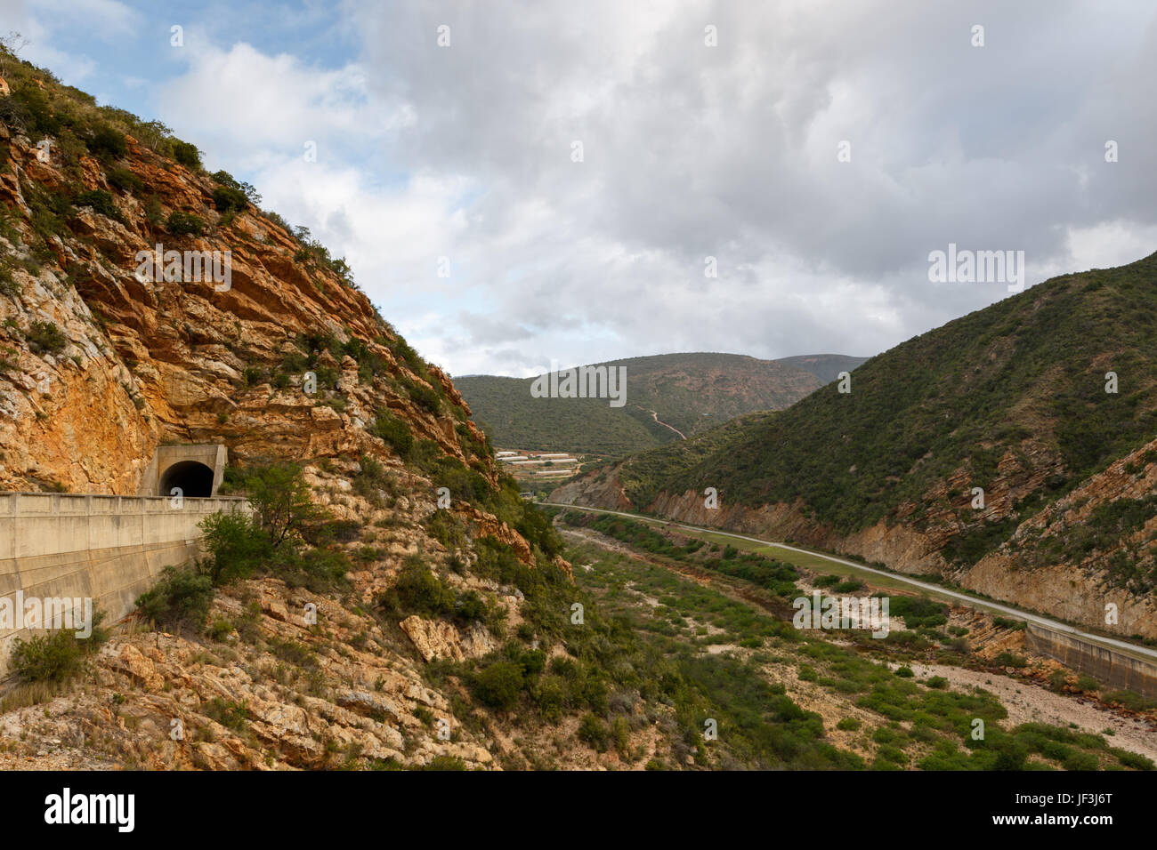 Tunnel che conduce dalla diga Kouga Foto Stock