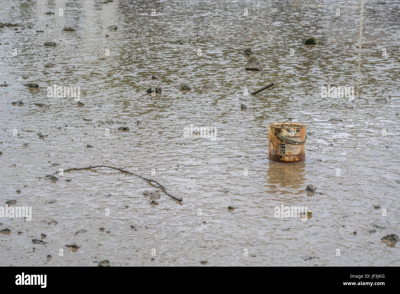 Arrugginito vernice stagno sulle mudflats del fiume di Truro (a Truro, Cornovaglia) quando la marea è fuori. Possibile metafora per l'inquinamento ambientale dei fiumi. Foto Stock