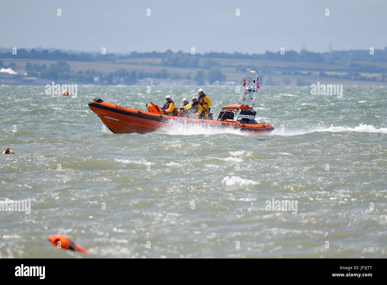 Southend RNLI Atlantic 85 scialuppa di salvataggio Julia & Angus Wright B-885 a velocità sostenuta sull'estuario del Tamigi al largo di Thorpe Bay. Lanciato nel 2015 Foto Stock