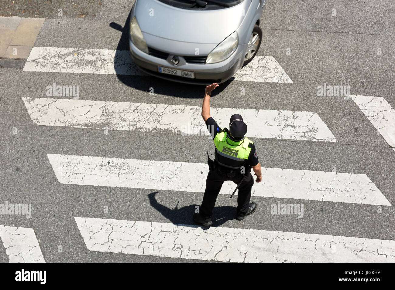Poliziotto spagnolo controllare il traffico Pamplona in Navarra regione della Spagna Foto Stock