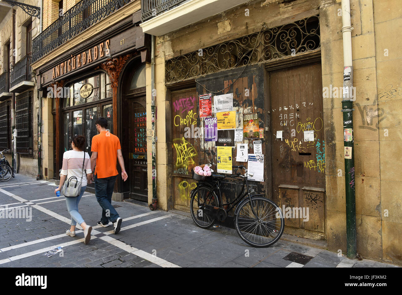 Vecchi negozi di Calle Mayor in Pamplona nella regione della Spagna Foto Stock