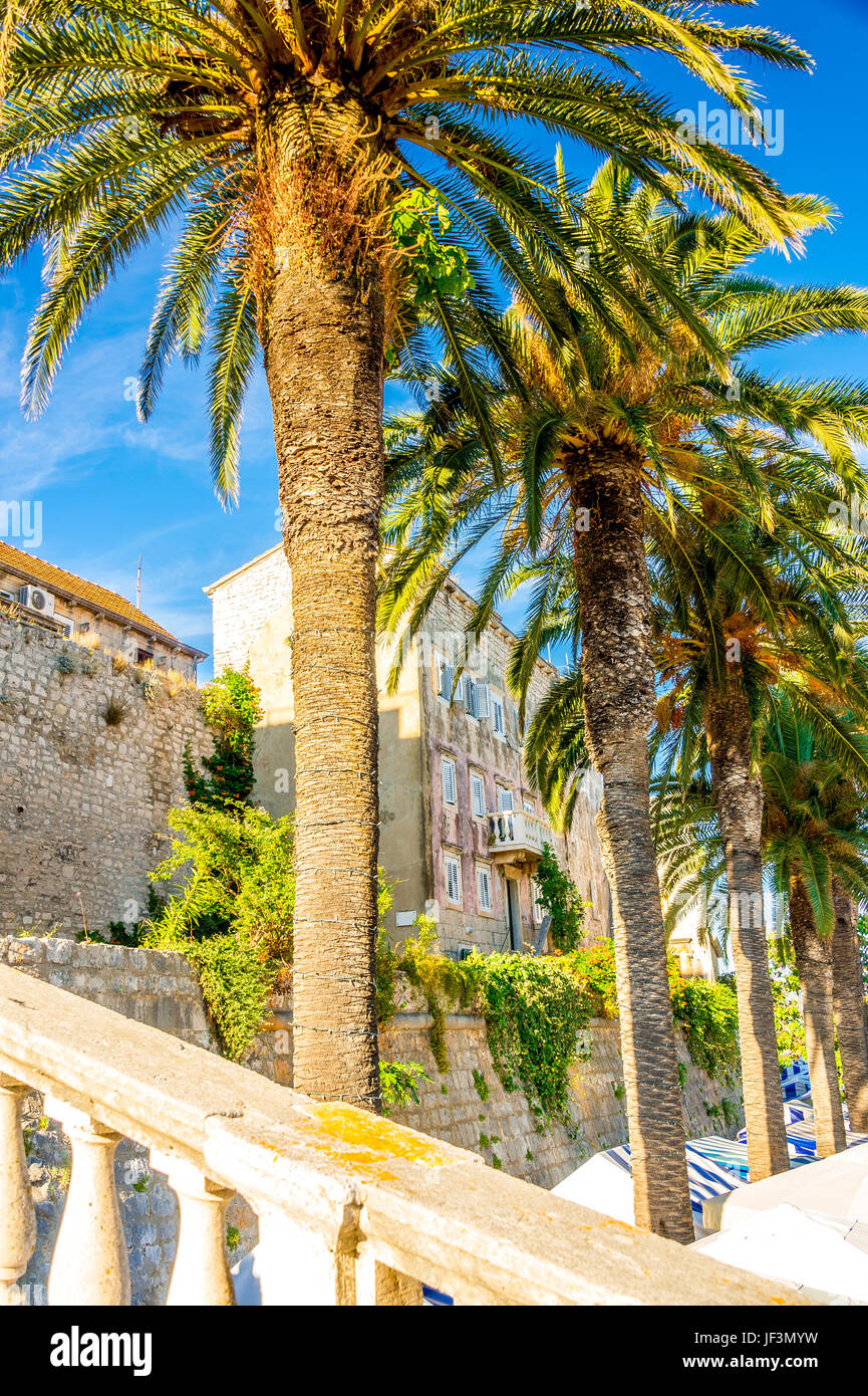 Le mura medievali della città di Korcula sono ancora circondate dal centro storico di Korcula, con mura in pietra spesse 14th secoli e torri costruite in epoca medievale. Foto Stock