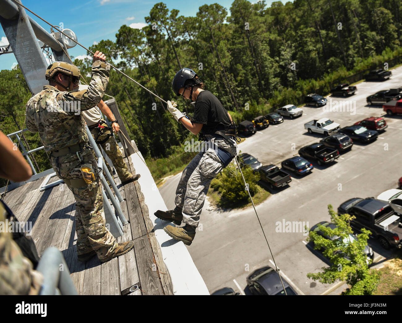 I cadetti Junior ROTC hanno abbattuto una torre di 40 metri a Hurlburt Field, Florida, il 20 luglio 2016, come parte di un corso estivo di leadership di una settimana con Special Tactics Airmen, concentrandosi sulla leadership, il lavoro di squadra e la fiducia in se stessi. Foto Stock